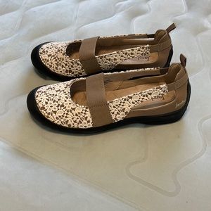 Jambu shoes, a flower design